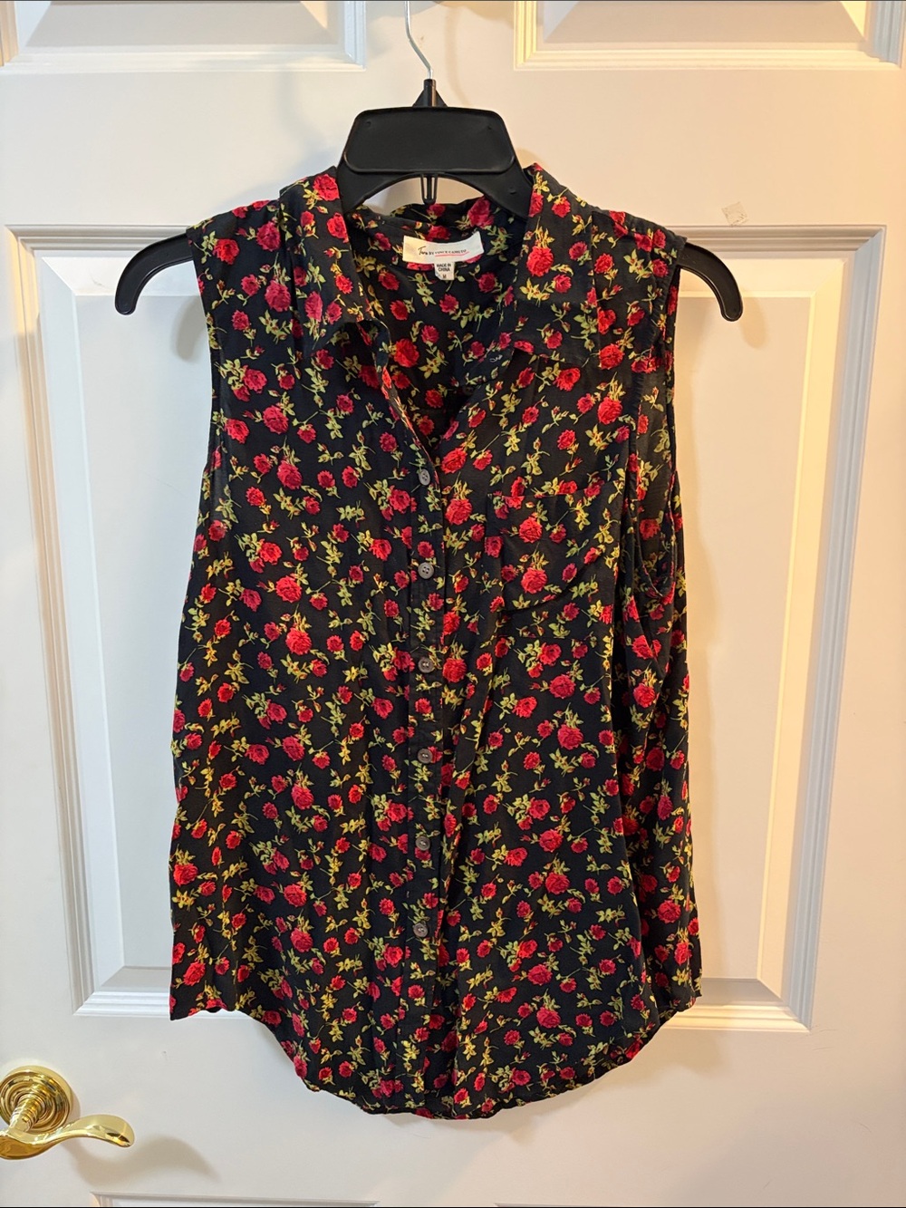 Two by Vince Camuto Black Sleeveless Button-Front Top with Red Floral Print